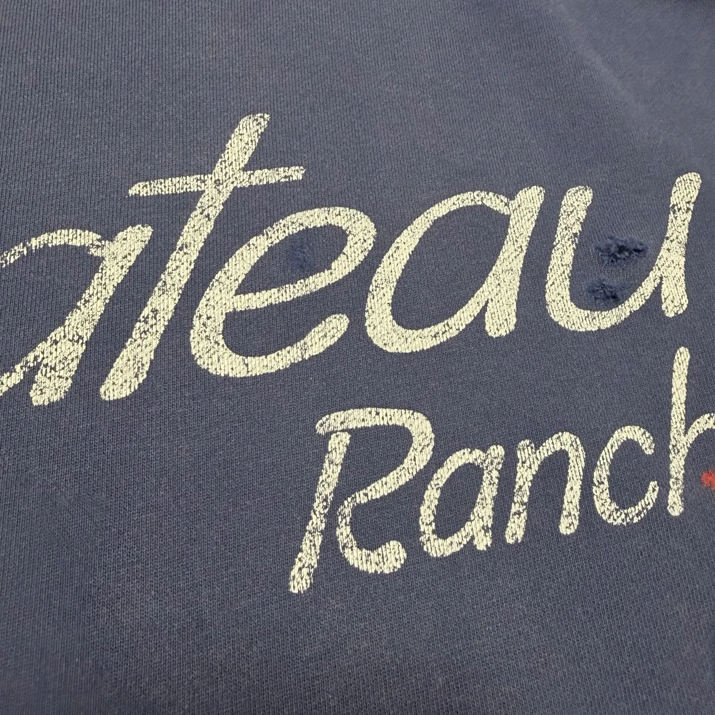 Detail processing GALLERY DEPT. CHATEAU RANCH HOODIE/NAVY Horseshoe Chateau ink-splashed damage hoodie Washed blue S-XL Assute reactive dye Garment horse fade processing Post-color frying processing Super heavy and tedious work Too many cuts and hanging wormholes destruction processing➕Hand-splashed ink Very time-consuming and labor-intensive Correct version Original main mark➕Large main mark➕Yellow wash mark The original BOXY short and wide version has not been changed at all. God-cut. Authentic level printing process. Post-washing treatment to show natural aging effect.